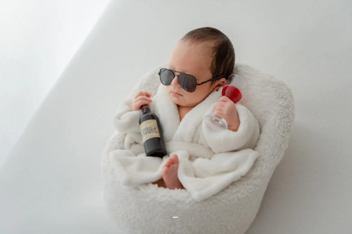 鄂州满月宝宝趴着睡